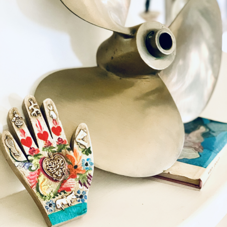 Mano in Legno con Milagros